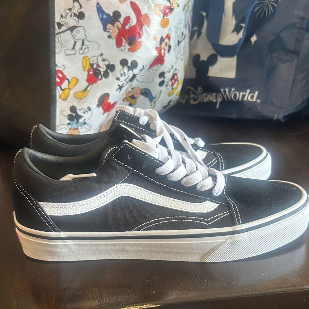 Vans old skool - daughter didn’t wear them and doesn’t fit now. Boys 6 / W7.5
